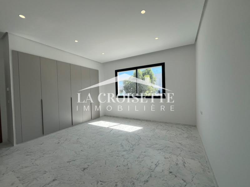 Triplex S+4 avec piscine et vue sur mer à Gammarth